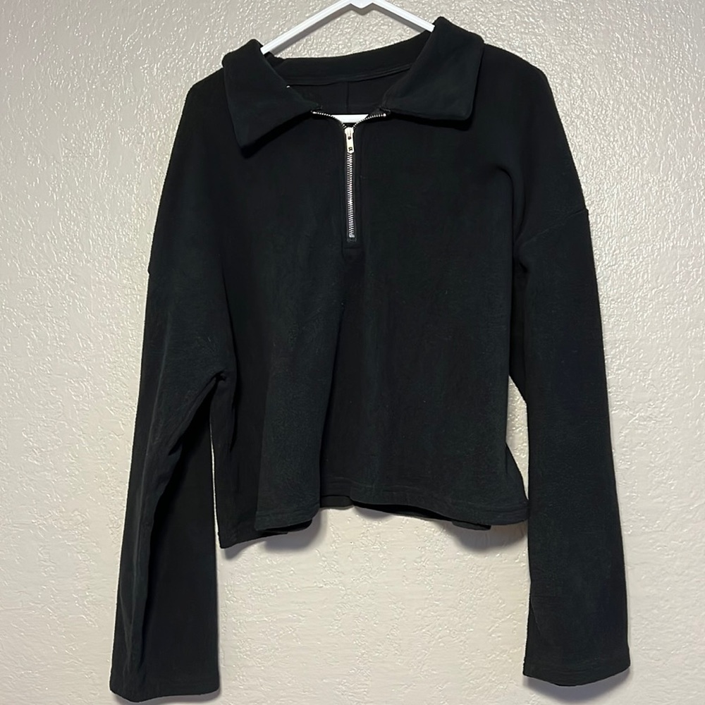 L Black SHEIN cropped crew neck.